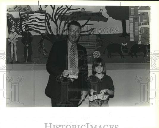 1991 Press Photo Harvison Voorhies presented with treats by Mike Fussell - Historic Images