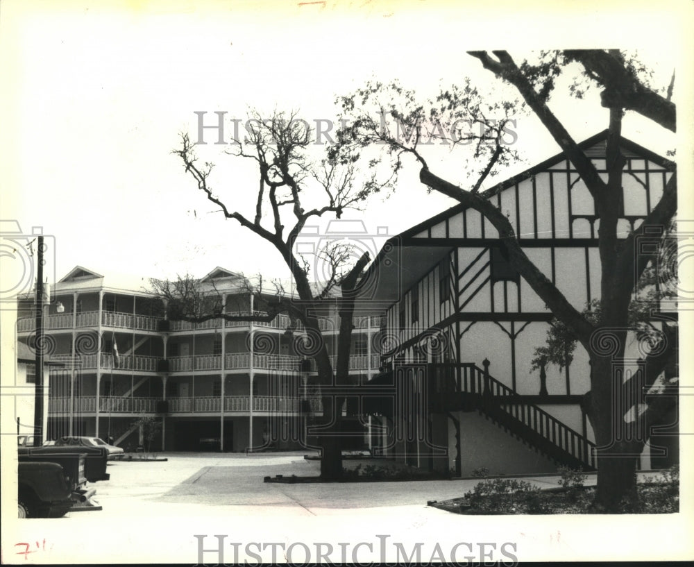 1986 Press Photo Rear view of Friendship Oaks English and French Buildings - Historic Images