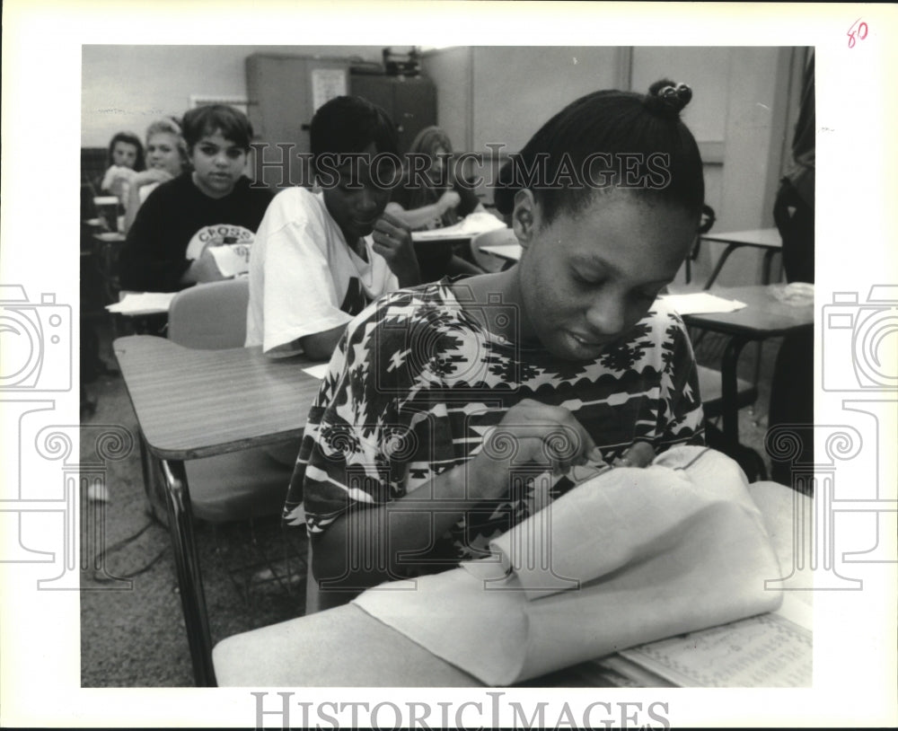 1994 Press Photo Stacey Furr Works on Cross Stitch, High School Homemaking Class - Historic Images