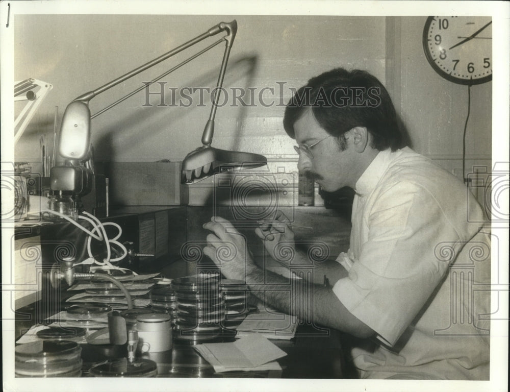 1972 Press Photo Troy Furr in Lab at Brooke Hospital for National Guard Training - Historic Images