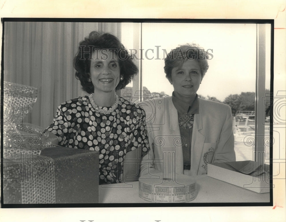 1990 Press Photo Ann Fuselier and Cheryl Valentine at Sophie Gumbel event - Historic Images