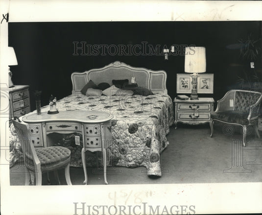 1976 Press Photo Wicker and white furniture at Hurwitz-Mintz - nob15595- Historic Images
