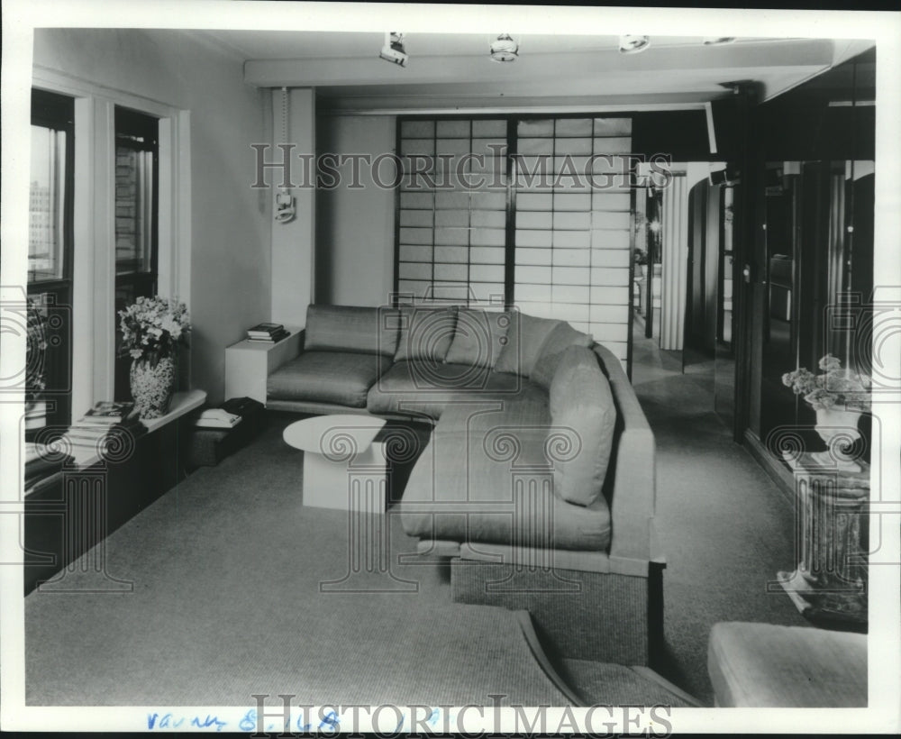 1986 Press Photo This simple living room built on a platform to delineate space. - Historic Images