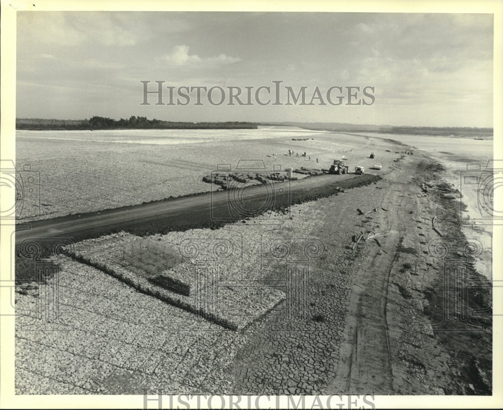 1982 Press Photo Gabions spread on low sill of outflow channel at Old River. - Historic Images