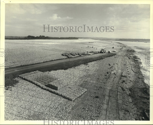 1982 Press Photo Gabions spread on low sill of outflow channel at Old River. - Historic Images