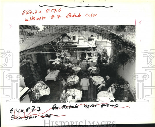 1991 Press Photo Customers at G & E Courtyard Grill - Historic Images