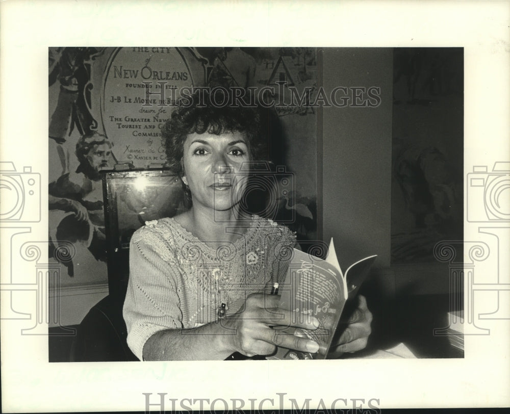 1987 Press Photo America Gacharna, founding volunteer at the information desk. - Historic Images