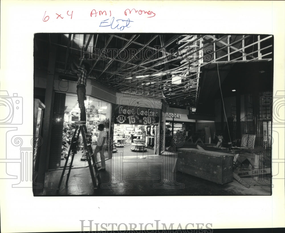 1989 Press Photo Robert Manton doing renovation work at Lakeside Mall - Historic Images