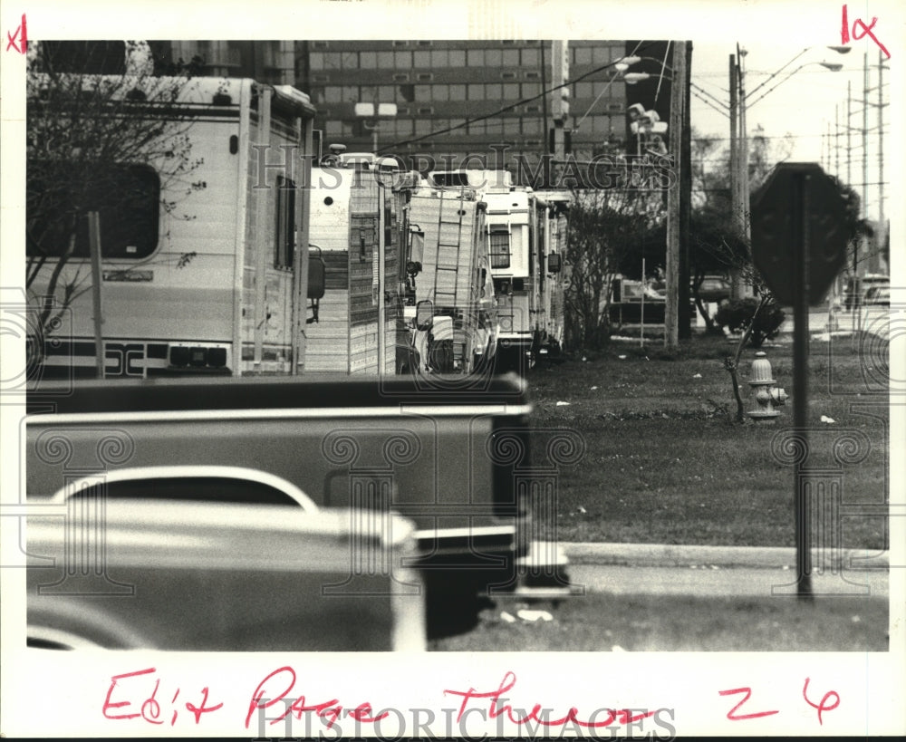 1989 Press Photo Campers parked at Lakeside parking lot, ready for Mardi Gras. - Historic Images