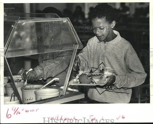 1987 Press Photo Clifford Matthews at potato bar of McDonogh
