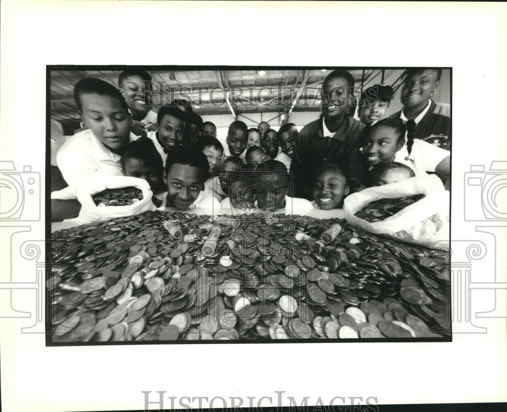 1996 Press Photo McDonogh 39 students crowd around pennies for United Way - Historic Images