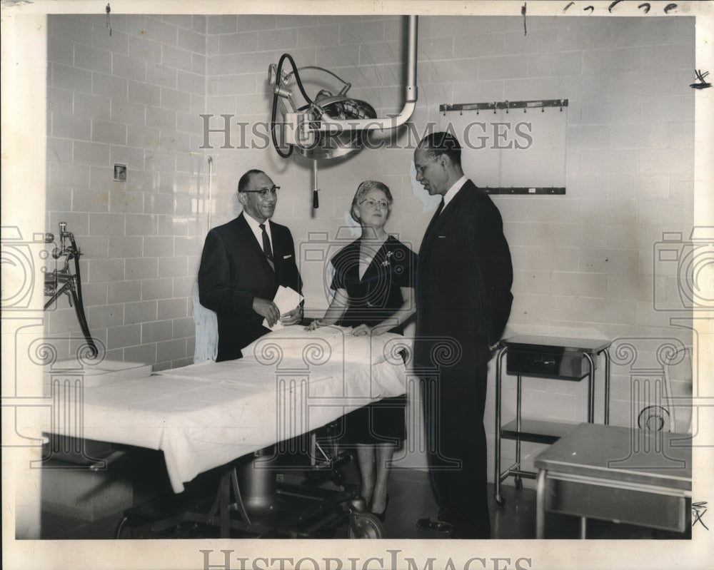 1960 Press Photo Inspection of Flint-Goodrich Hospital&#39;s new Emergency Room. - Historic Images