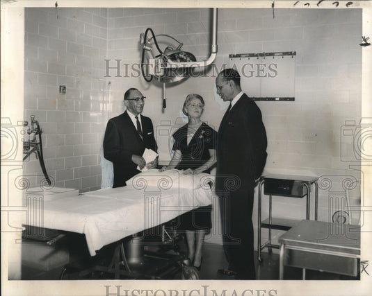 1960 Press Photo Inspection of Flint-Goodrich Hospital's new Emergency Room. - Historic Images