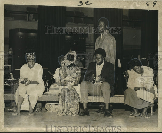 1971 Press Photo Actors depict stages in growth of Flint-Goodridge Hospital - Historic Images