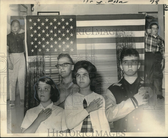 1965 Press Photo S.J. Peters Jr. High students pledge allegiance to the flag - Historic Images