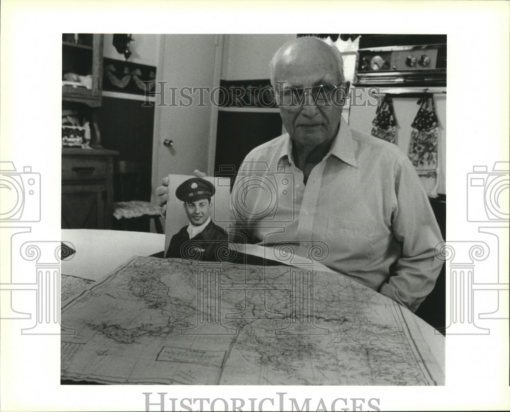 1994 Press Photo Mr. Joe Foto with Yugoslavia's original map during World War II - Historic Images