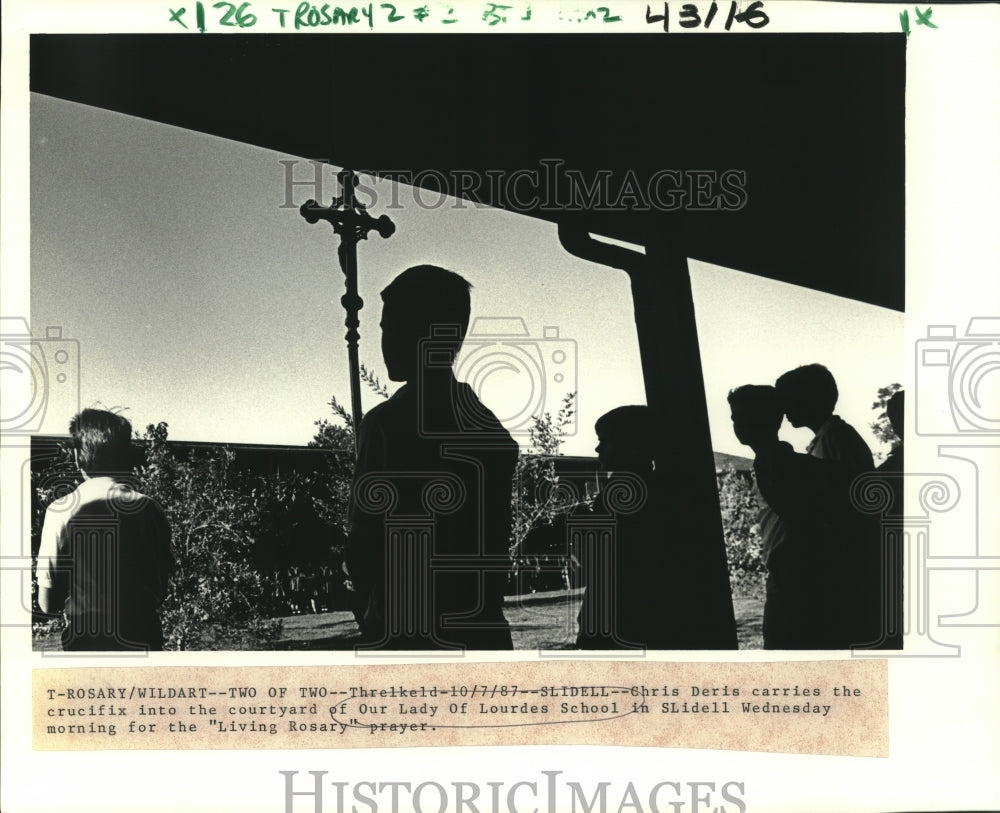 1987 Press Photo Our Lady of Lourdes School students during Living Rosary prayer - Historic Images