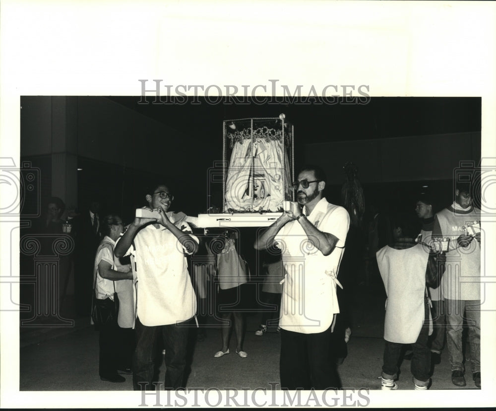 1988 Press Photo Crown of Our Lady of the Lourdes carried by Mary&#39;s Helpers - Historic Images