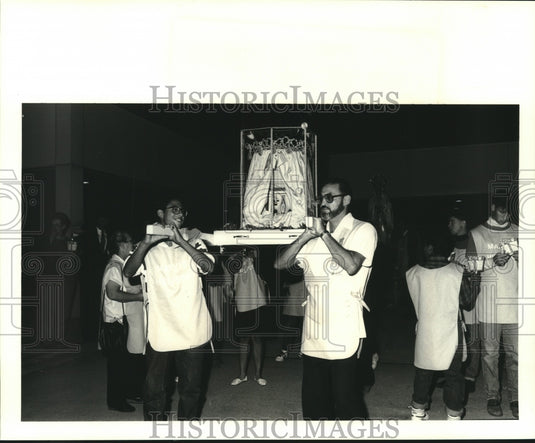 1988 Press Photo Crown of Our Lady of the Lourdes carried by Mary's Helpers - Historic Images