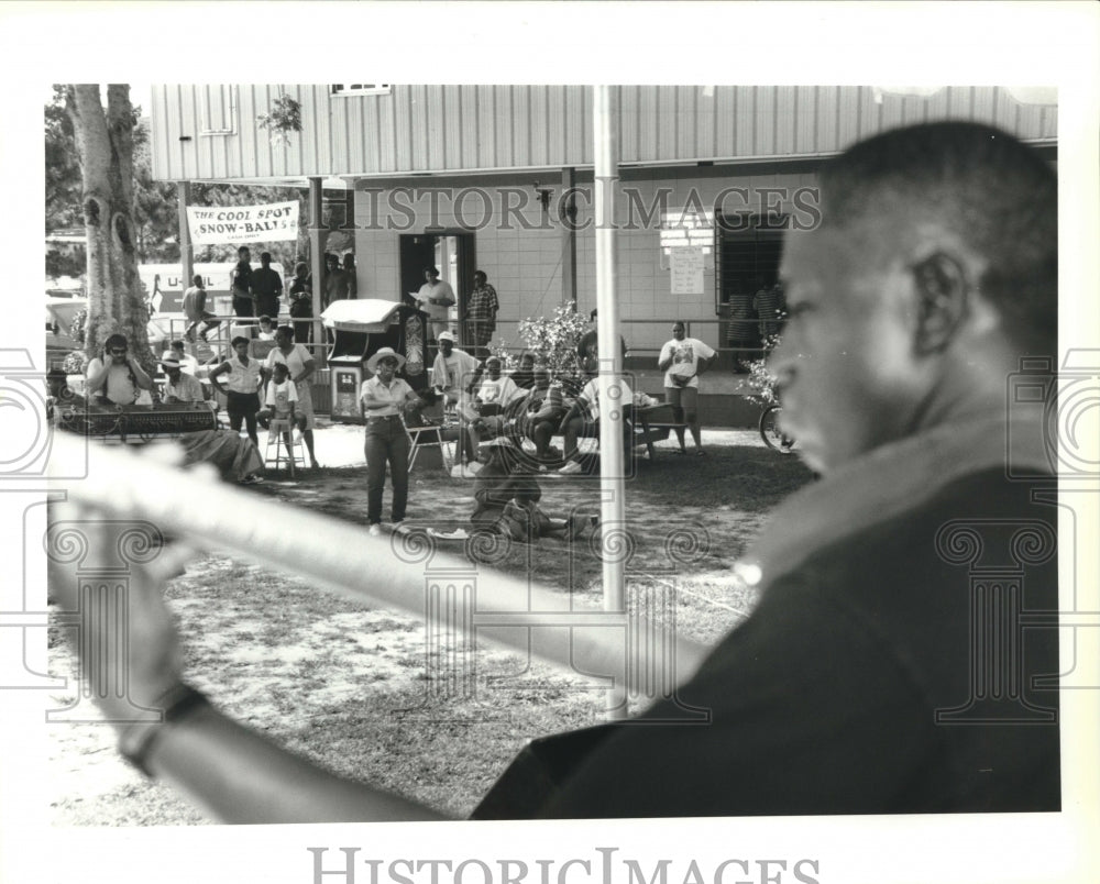 1995 Press Photo Juneteenth Festival goers listen to fushion tunes of Crosswinds - Historic Images