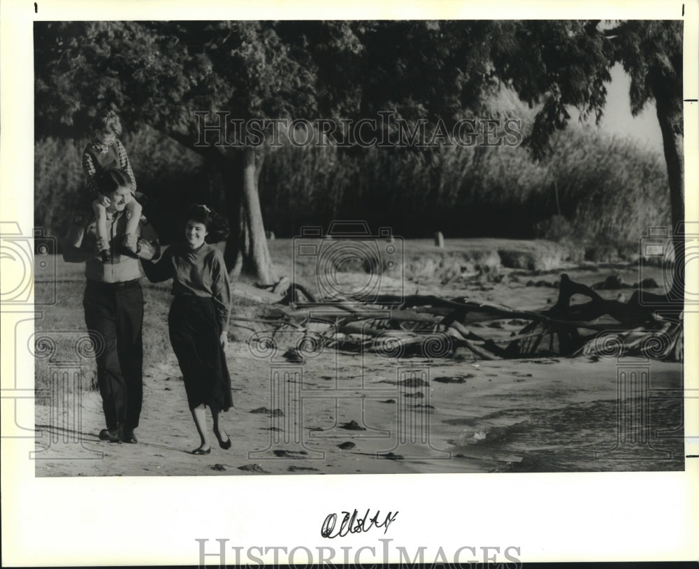 1990 Press Photo Ken Carrier, District Supervisor, Fontainebleau State Park - Historic Images