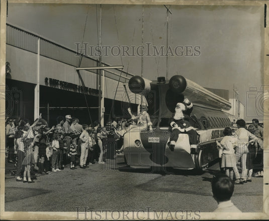 1967 Press Photo Santa Claus on parade at the Lakeside Shopping Center - Historic Images