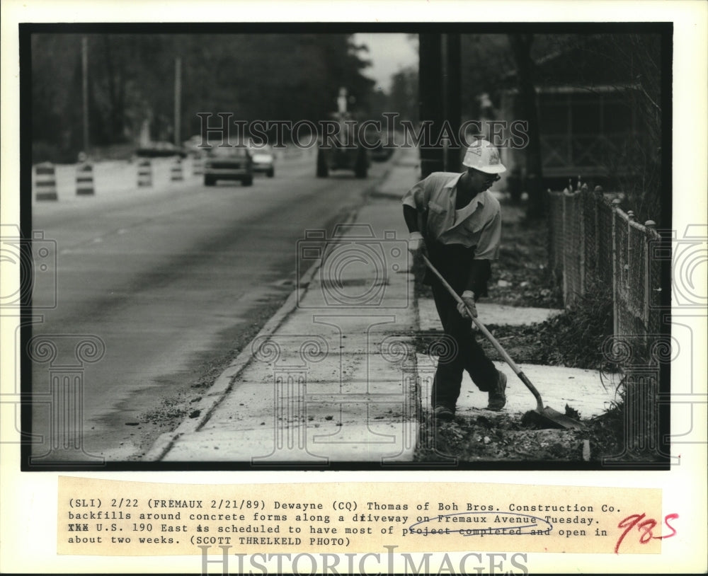 1989 Press Photo Dewayne Thomas of Bob Bros Construction Co. back-fills Fremaux - Historic Images