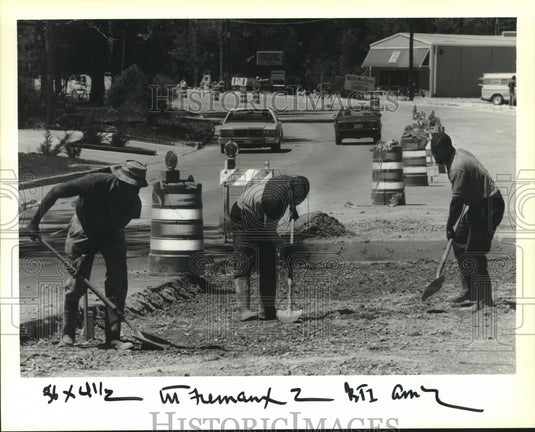1989 Press Photo C&S General Contractors' workers prepare Fremaux for paving - Historic Images