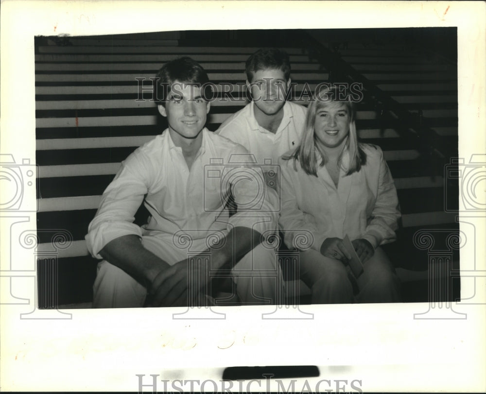 Press Photo Caroline French sits with two friends - nob15837 - Historic Images