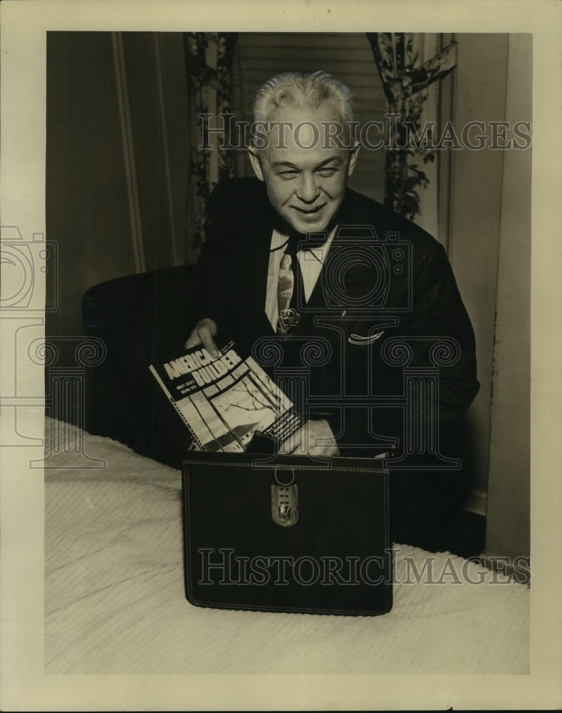 1949 Press Photo E.G. Gavin of Chicago, editor of &quot;The American Builder&quot; - Historic Images