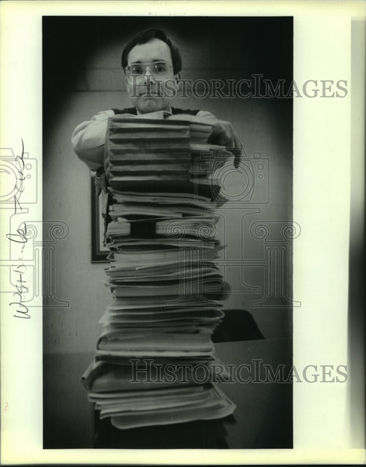 1989 Press Photo Clerk of Court Jon Gegenheimer with Gretna's appeal documents - Historic Images