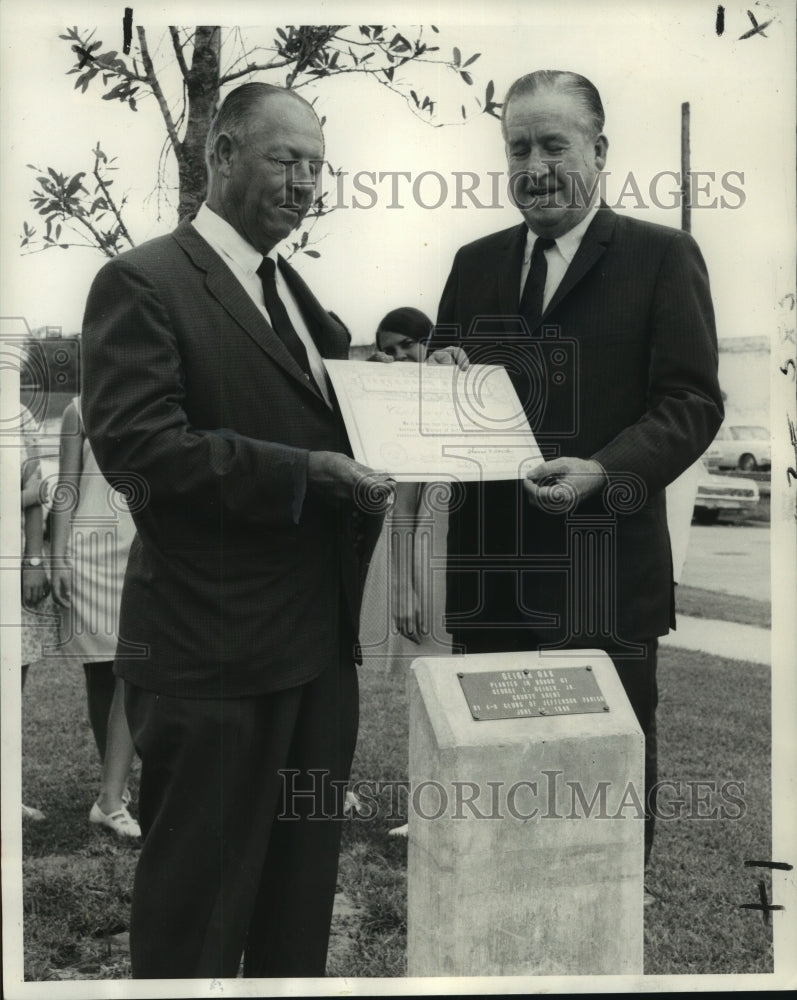 1968 Press Photo George Geiger Jr. receives certificate from Thomas Donelon - Historic Images
