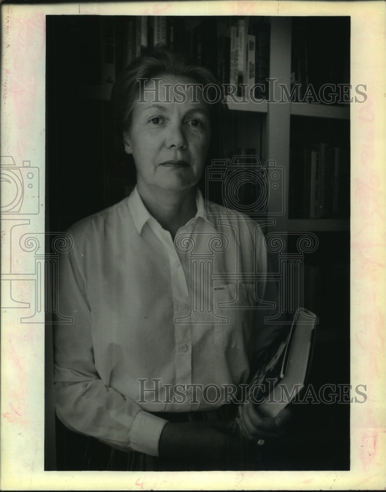 1988 Press Photo Carol Geldernman holding a book - Historic Images