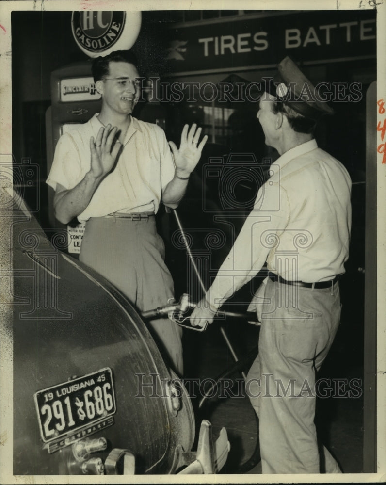 1945 Press Photo Ralph Estrahan at filling station of C.S. Daneron 1535 Canal St - Historic Images