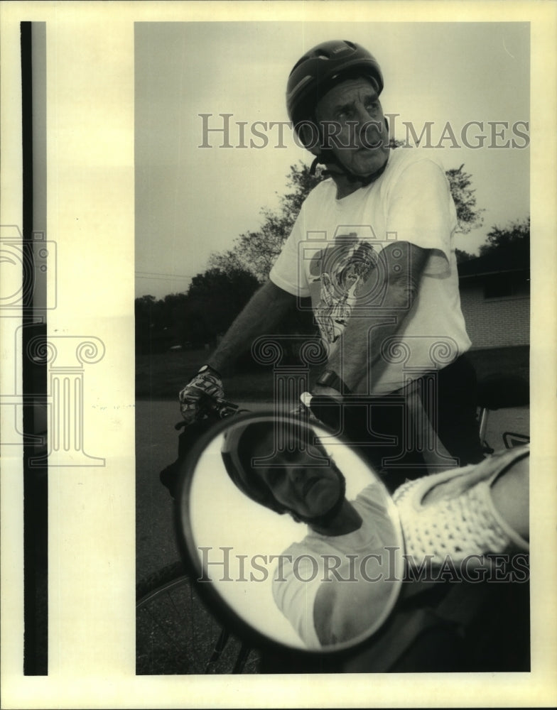 1992 Press Photo Arthur and Amelia Gassen prepare for their daily ride in Luling - Historic Images