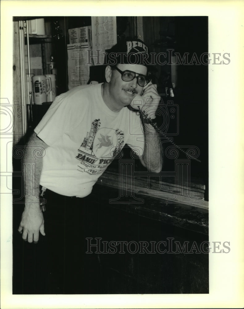 1990 Press Photo Rebel Playground Athletic Director Doodie Gaudet answers phone - Historic Images