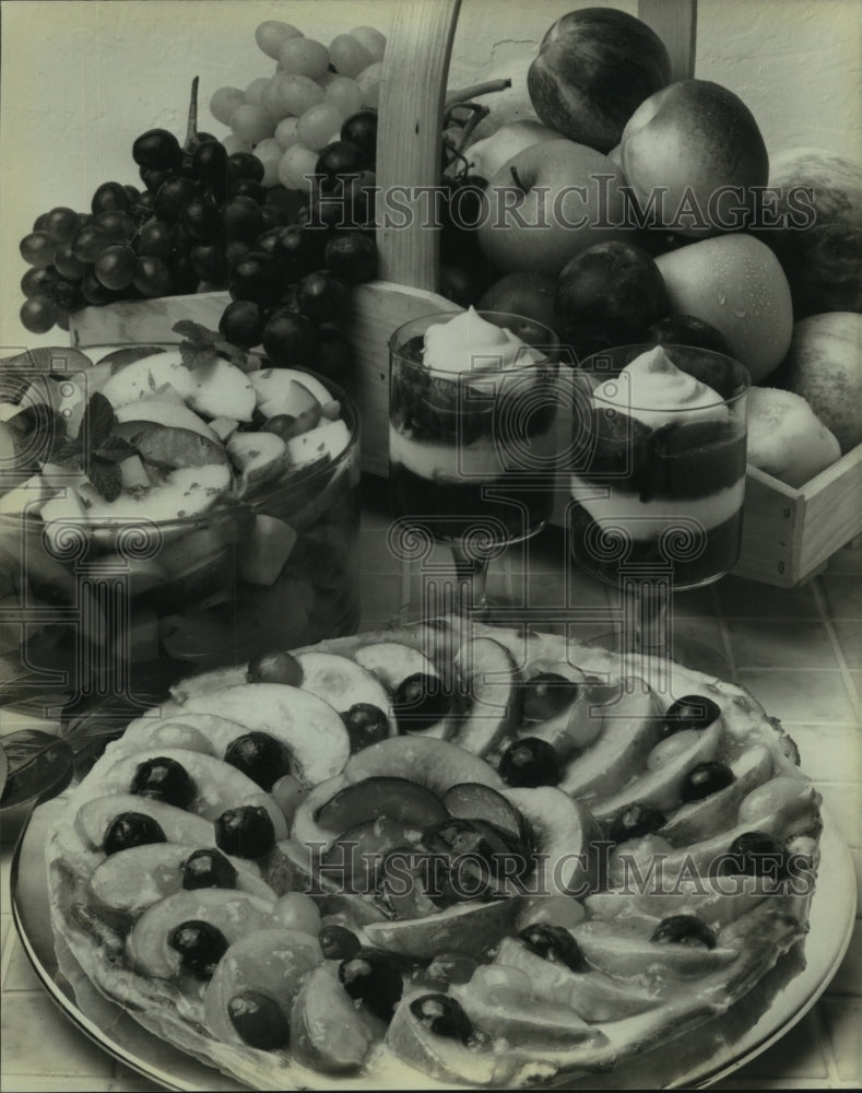 1986 Press Photo Winter Dessert Salad, Fruited Fool and Glazed Fruit Pizza. - Historic Images