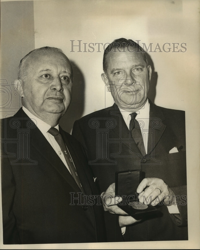 1965 Press Photo John Gaugler presented A.B. Patterson Award by Clayton Nairne - Historic Images