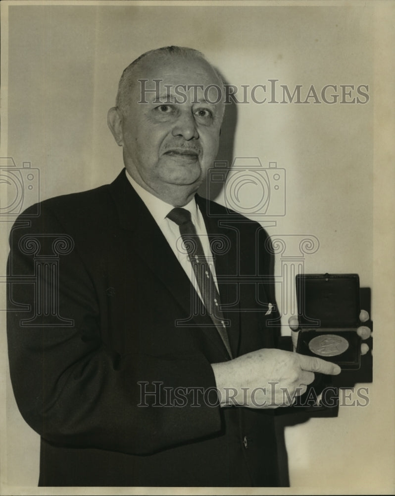 1965 Press Photo John Gaugler, recipient, A.B. Patterson Award at Jung Hotel - Historic Images