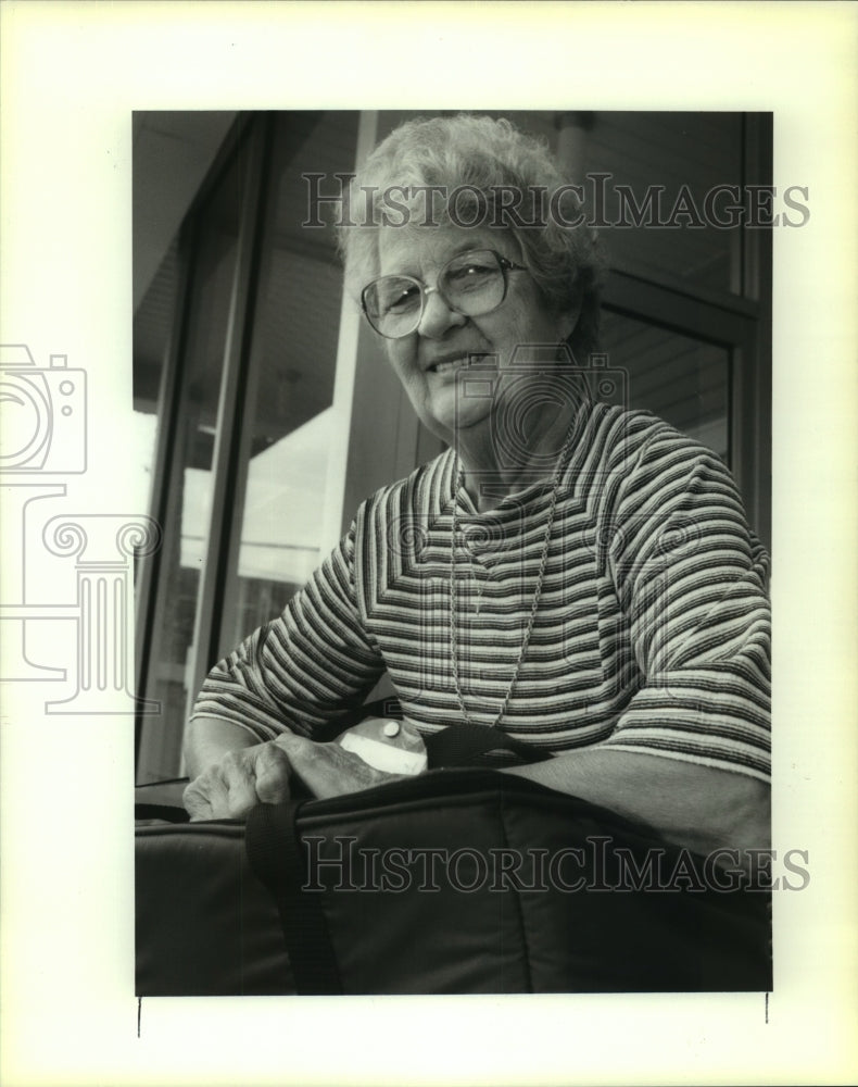 1992 Press Photo Hazel Garcia, volunteer of 7th Ward Senior Center. - Historic Images