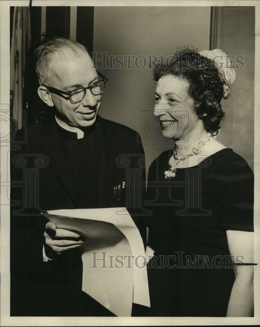 1963 Press Photo Reverend Dennis J. Geaney & Mrs. Harold Ainsworth, New Orleans - Historic Images