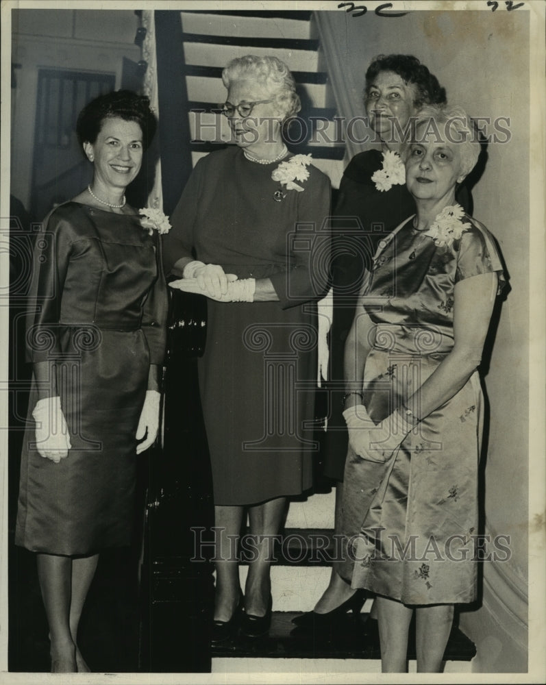 1966 Press Photo Members Pose at Reception of La Petit Salon, New Orleans - Historic Images