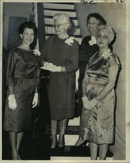 1966 Press Photo Members Pose at Reception of La Petit Salon, New Orleans - Historic Images