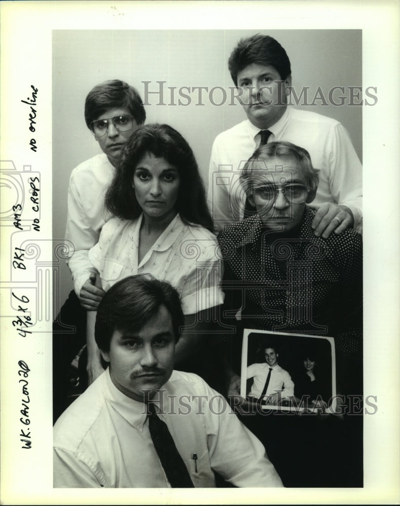 1990 Press Photo James D. Gaulon Holding Photo of Son Clay, Surrounded by Family - Historic Images