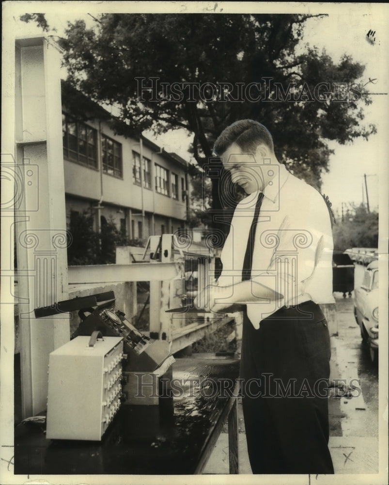 1959 Press Photo John Gavin puts pressure on lightweight concrete structure - Historic Images