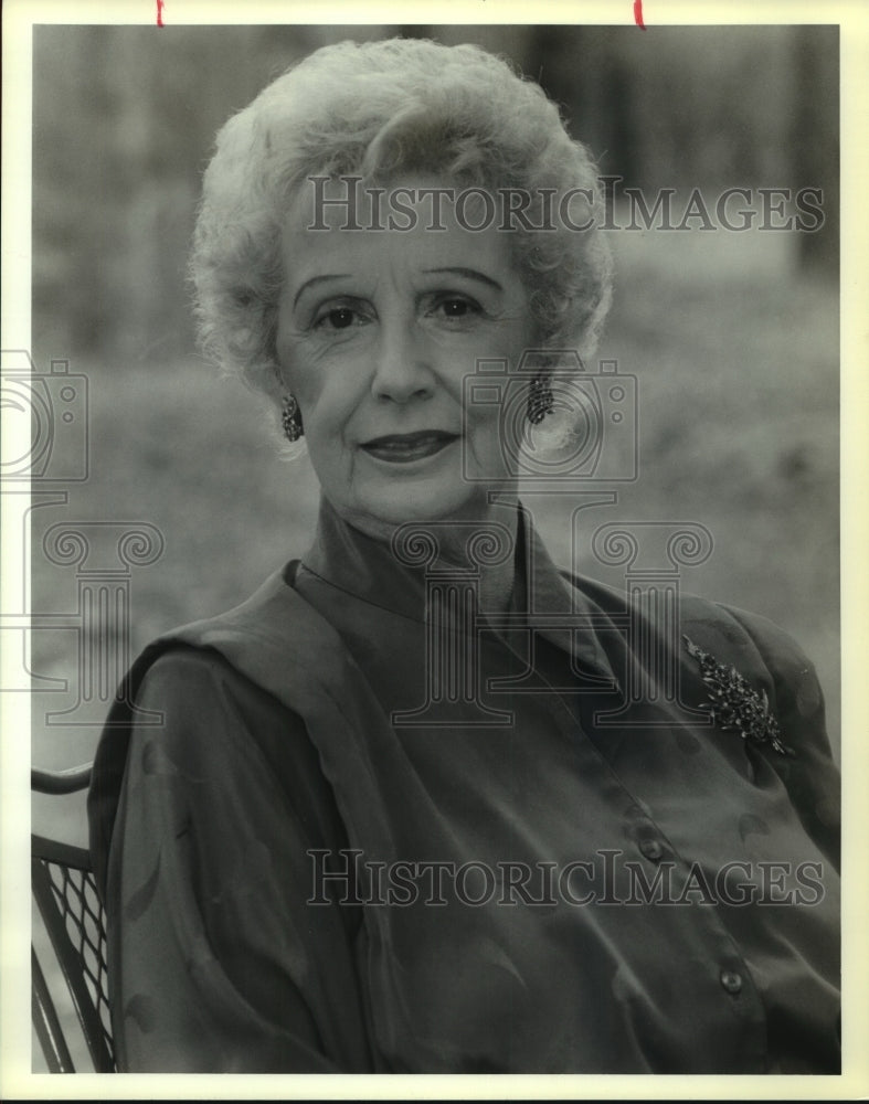 1990 Press Photo Claudia Gaunt relaxes on her Flower Estates patio in Covington - Historic Images