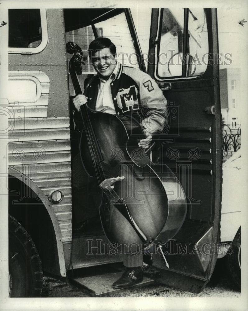 1970 Press Photo George Gaudet of Singing Saints loads his bass fiddle on bus-Historic Images