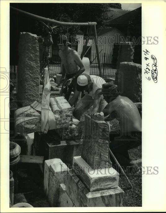 1991 Press Photo Workers upright toppled graves at Gates of Prayer Cemetery - Historic Images
