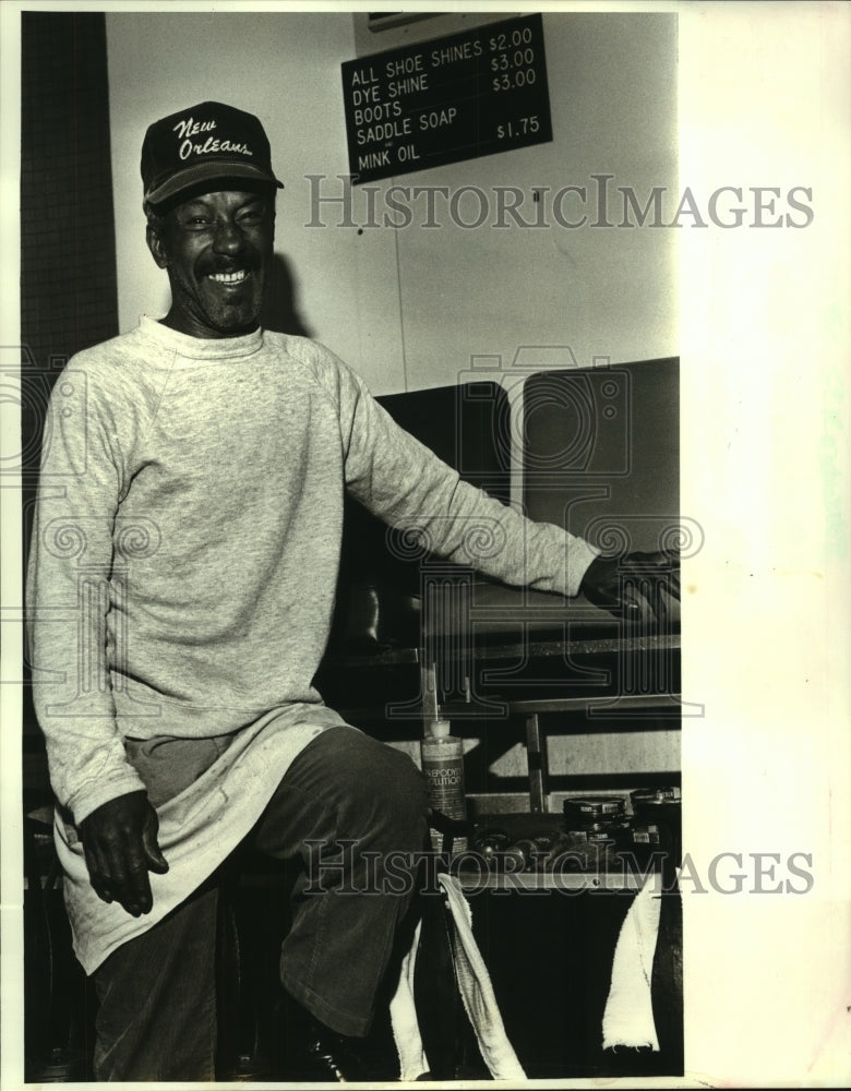 1988 Press Photo Townsend Gaspard at his shoe shining station in New Orleans - Historic Images