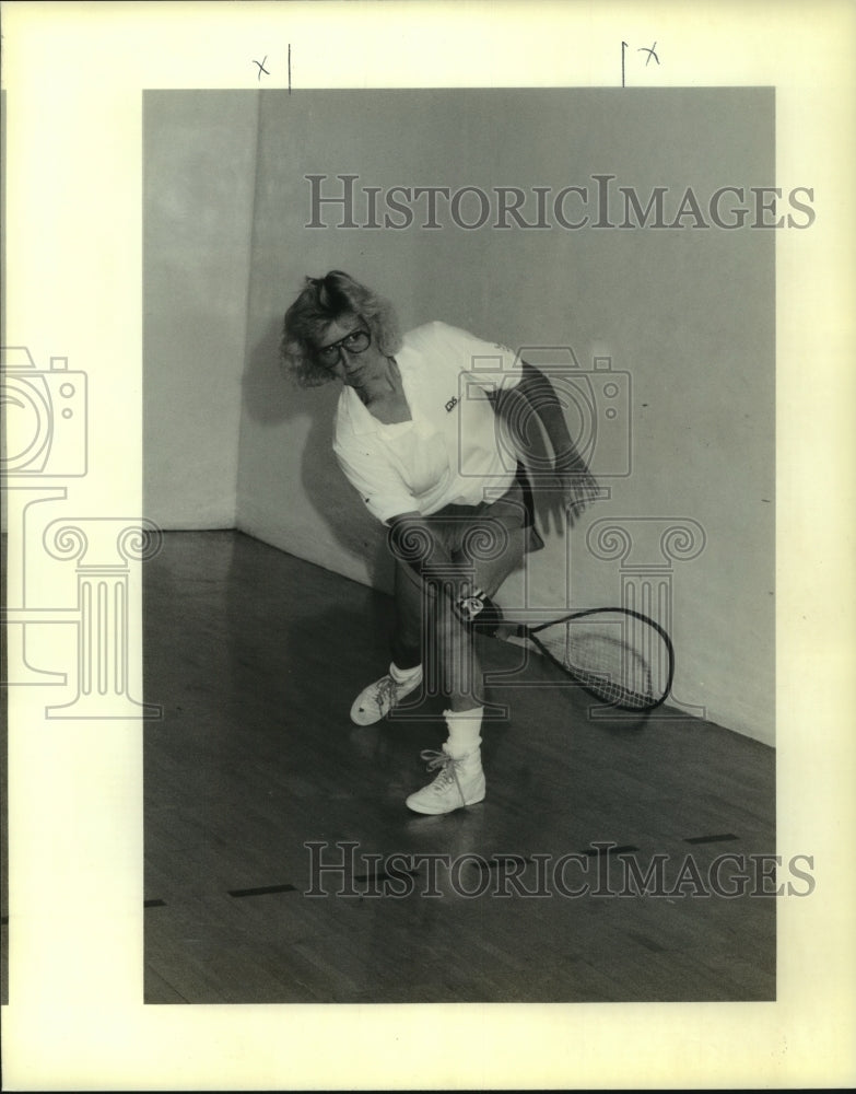 1990 Press Photo Vicki Garrett displaying her handball form - Historic Images